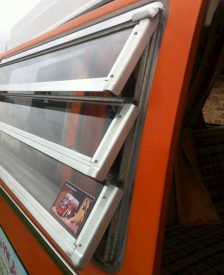 Terminación exterior para ventana con celosía de 3 vidrios Westfalia 8/1967-7/1979