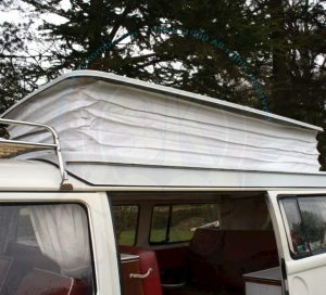 Lona, fuelle de PVC blanco para el techo sin ventana con tiras de metal para los bolsillos interiores, Devon 8/1967-7/1975