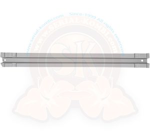 Renfort horizontal de panneau latéral bas, hauteur 31mm, longueur 57cm, coté porte battante à droite 3/1955-7/1967