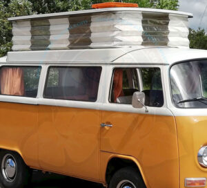 Lona, fuelle de PVC blanco para el techo con ventanas transparentes, con tiras de metal para los bolsillos interiores, Devon 8/1967-7/1975